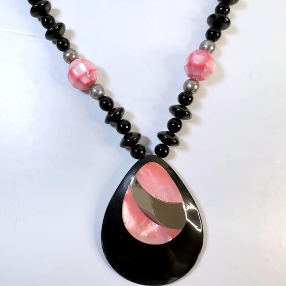 The Unbranded Brand Jewelry - Vintage Necklace Mother of Pearl & Stone Pendant & Matching Bracelet Set 18"